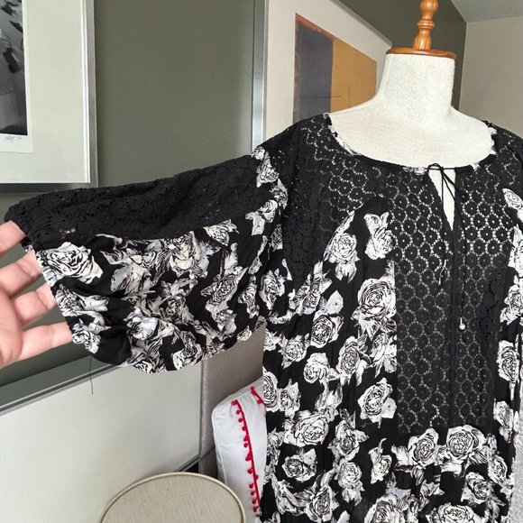 Free People Boho Chic Cotton Blend Lace Floral Top Loose Fit MED to LARGE - Picture 8 of 9